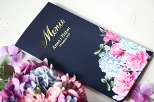Granatowe Menu Ślubne ze złoceniami oraz z eleganckim bukietem z różowych piwonii i niebieskich hortensji