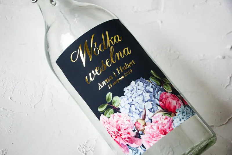 Ślubne, Złocone Etykiety na butelki na alkohol z eleganckim bukietem z różowych piwonii i niebieskich hortensji