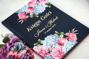 Granatowa, Ślubna Księga Gości ze złoceniami oraz z eleganckim bukietem z różowych piwonii i niebieskich hortensji