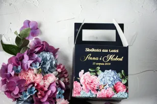 Ślubne Pudełko na Ciasto - kwadratowe - ze złoceniami oraz z eleganckim bukietem z różowych piwonii