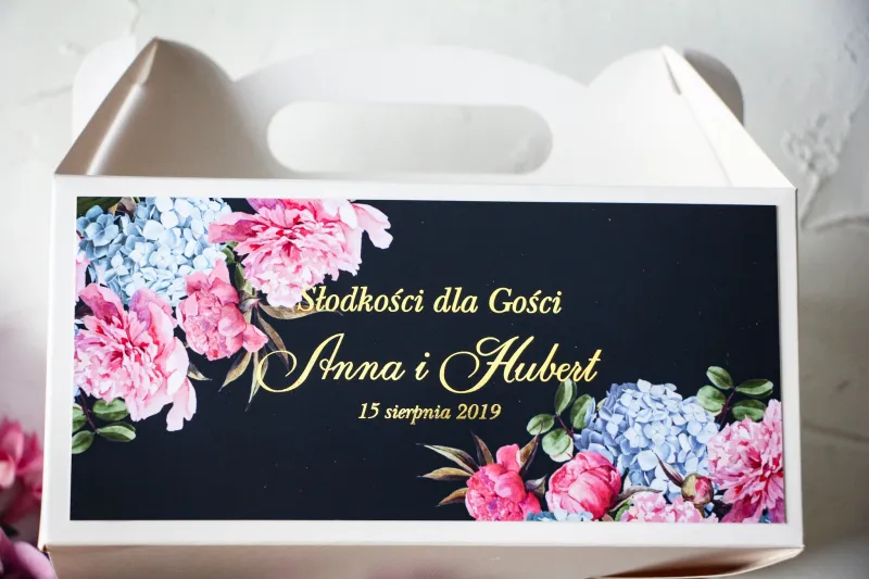 Ślubne Pudełko na Ciasto - prostokątne - ze złoceniami oraz z eleganckim bukietem z różowych piwonii