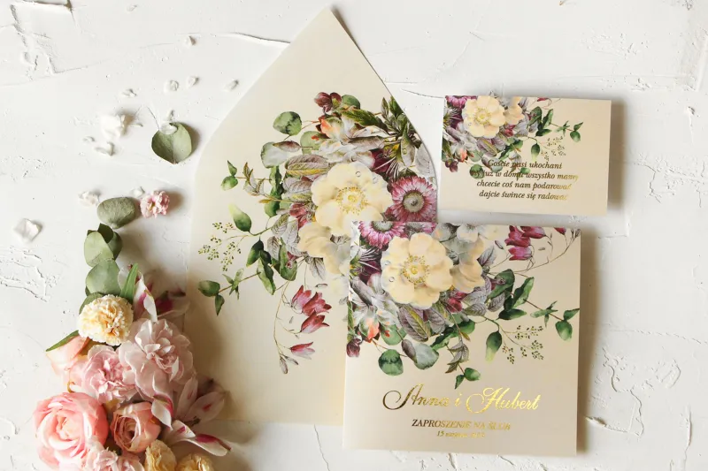 Zarte Hochzeitseinladungen mit einem eleganten Vintage-Strauß mit rosa Blumen Zarte Hochzeitseinladungen mit einem eleganten Vintage-Strauß mit rosa Blumen