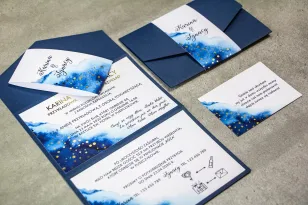 Marineblaue Hochzeitseinladungen mit goldenen Punkten. Geschmackvolles Einladungsformat, dreiteilig gefaltet