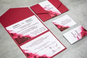Burgunderrote Hochzeitseinladungen mit goldenen Punkten, in drei Teile gefaltet. Die Einladungen sind in einem eleganten Format
