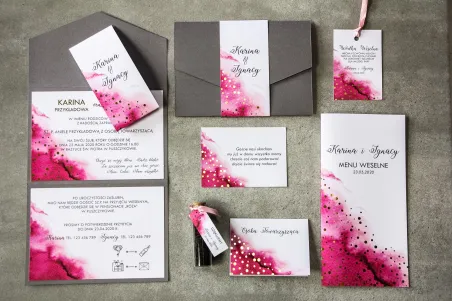 Zaproszenia ślubne w kolorze szarym z dodatkiem różowych akcentów akwareli. Zaproszenia są w eleganckim formacie
