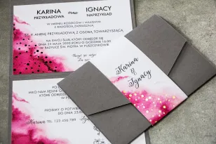 Hochzeitseinladungen in Grau mit rosa Aquarellakzenten. Die Einladungen sind in einem eleganten Format