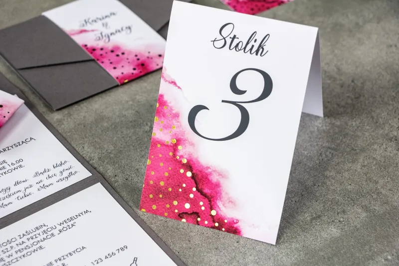 Różowe Numery stolików weselnych ze złoconymi kropeczkami w eleganckim stylu