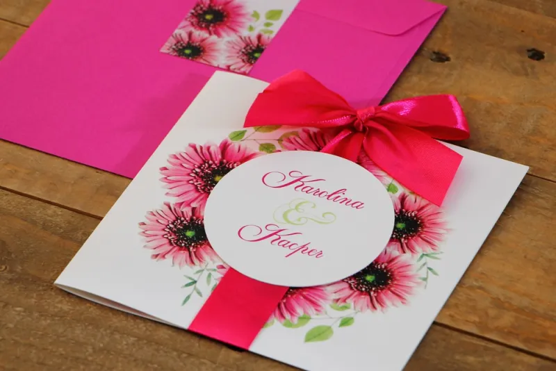 Zaproszenie ślubne z kokardą i kolorową kopertą - Akwarele nr 20 - Różowe gerbery