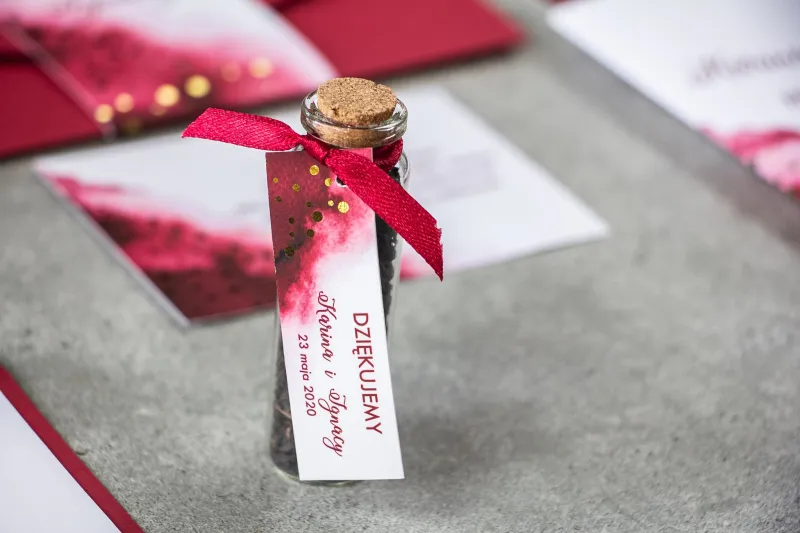 Podziękowania dla Gości w postaci buteleczek z herbatą. Burgundowa przywieszka ze złoconymi kropeczkami Podziękowania dla Gości w postaci buteleczek z herbatą. Burgundowa przywieszka ze złoconymi kropeczkami