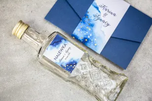 Hochzeitstinkturflaschen mit marineblauem Etikett mit vergoldeten Punkten