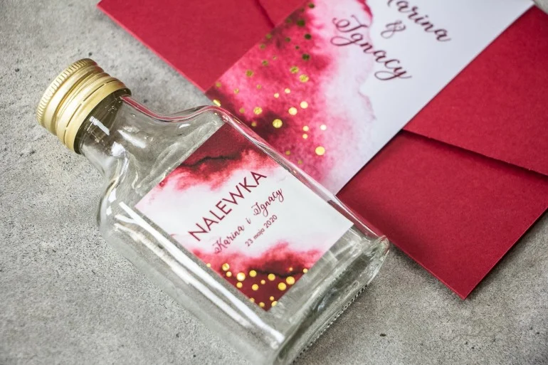 Eleganckie butelki na nalewki z burgundową etykietą i złoceniem | prezenty dla gości na wesele