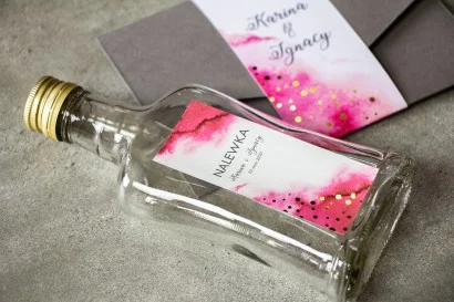 Butelki ślubne z różowymi etykietami i złoceniami | Oryginalne prezenty dla gości weselnych
