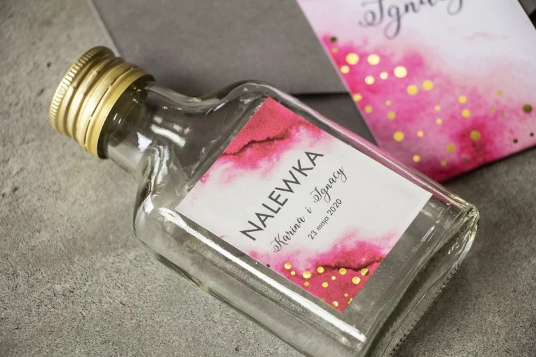 Butelki ślubne z różowymi etykietami i złoceniami | Oryginalne prezenty dla gości weselnych