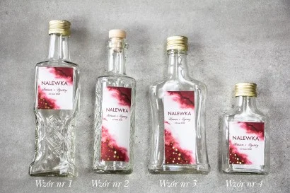 Eleganckie butelki na nalewki z burgundową etykietą i złoceniem | prezenty dla gości na wesele | Bakarto nr 2
