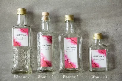 Butelki ślubne z różowymi etykietami i złoceniami | Oryginalne prezenty dla gości weselnych | Bakarto nr 3