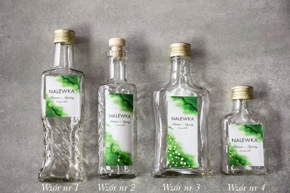 Eleganckie butelki na nalewki z zieloną etykietą i złoceniami | prezenty dla gości weselnych