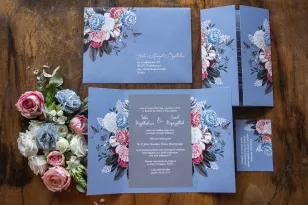 Hochzeitseinladungen in der modischen Farbe "staubiges Blau" mit dem Zusatz von zartem Grau