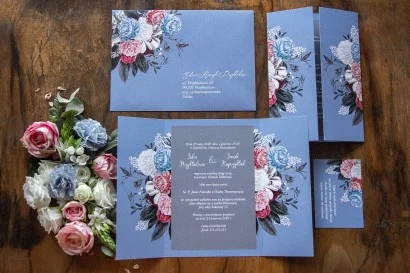 Zaproszenia na Wesele w Kolorze Dusty Blue z Białymi i Różowymi Piwoniami | Wyjątkowe Zaproszenia Ślubne