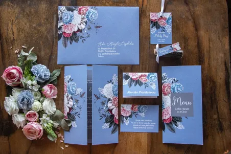 Hochzeitseinladungen in der modischen Farbe "staubiges Blau" mit dem Zusatz von zartem Grau