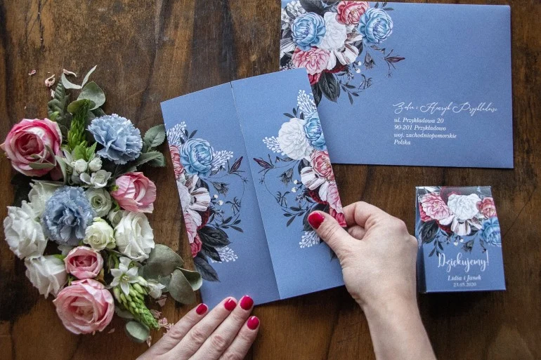 Zaproszenia na Wesele w Kolorze Dusty Blue z Białymi i Różowymi Piwoniami | Wyjątkowe Zaproszenia Ślubne
