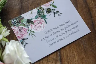 Bilecik do zaproszeń zaproszeń ślubnych w kolorze szarym. Kompozycja z białych i pastelowych róż