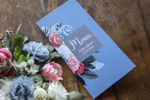 Menu ślubne w kolorze „dusty blue”. Kompozycja kwiatowa w stylu vintage z białymi i różowymi piwoniami.