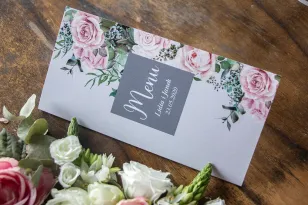 Hochzeitsmenü in Grau. Komposition aus weißen und pastellfarbenen Rosen