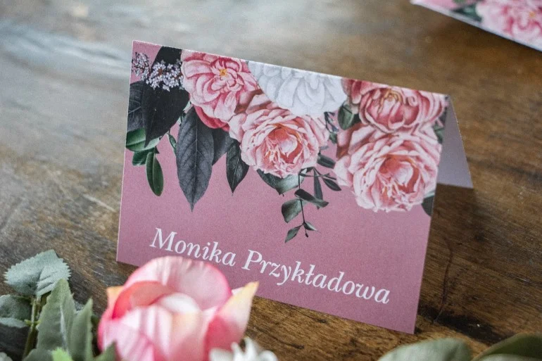 Winietki ślubne w pudrowym różu z piwoniami | Wizytówki na stół weselny | Eteryczne nr 3.