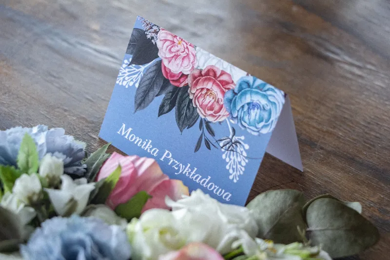 Winietki ślubne w kolorze „dusty blue”. Kompozycja kwiatowa w stylu vintage z białymi i różowymi piwoniami.