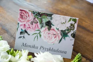 Winietki ślubne w kolorze szarym. Kompozycja z białych i pastelowych róż