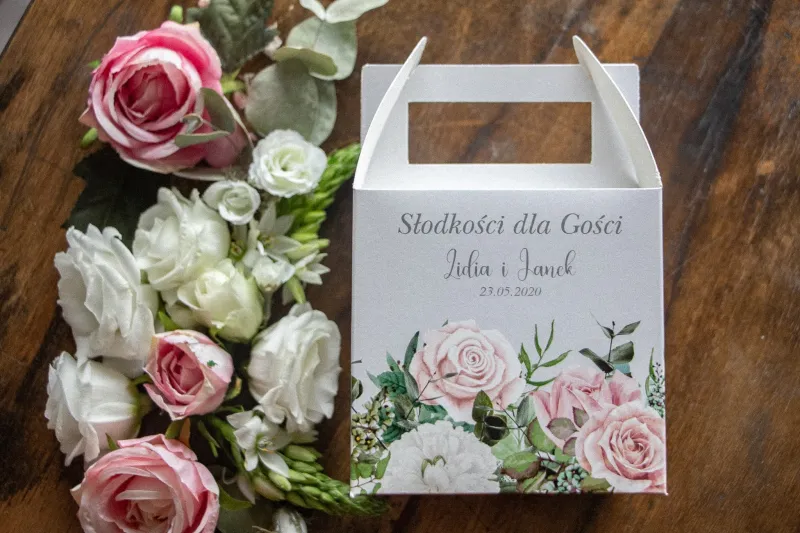 Ślubne Kwadratowe Pudełko na Ciasto weselne w kolorze szarym. Na Pudełku kompozycja z białych i pastelowych róż