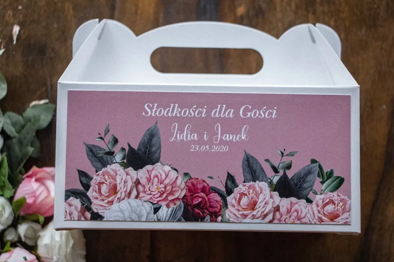 Prostokątne Pudełko na Ciasto weselne w kolorze pudrowego różu. Na pudełku kompozycja z białych i różowych piwonii i róż