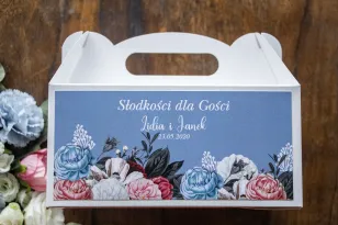 Prostokątne Pudełko na Ciasto weselne w kolorze „dusty blue”. Na pudełku kompozycja kwiatowa w stylu vintage