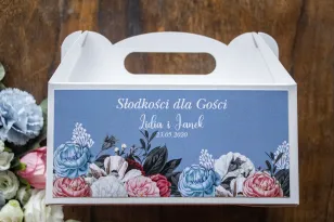 Rechteckige Schachtel für Hochzeitstorte in der Farbe "dusty blue". Auf der Schachtel Blumenarrangement im Vintage-Stil