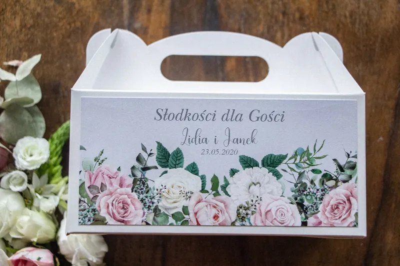 Prostokątne Pudełko na Ciasto weselne w kolorze szarym. Na pudełku kompozycja z białych i pastelowych róż