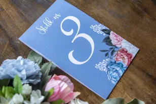 Hochzeitstischnummern in Farbe. Zur Ausgabe ein Blumenarrangement im Vintage-Stil mit weißen und rosa Pfingstrosen.