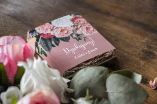 Dank Hochzeitsgästen in Form von Milchschokolade, rosa Hülle mit Blumengesteck