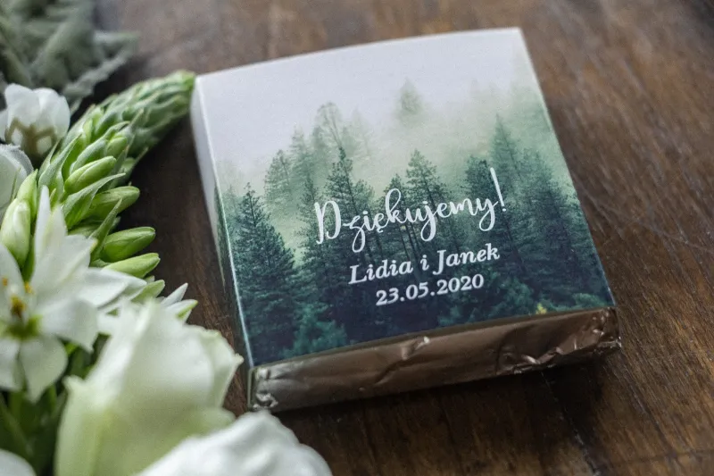 Danke an die Hochzeitsgäste in Form von Milchschokolade, Verpackung mit einer Waldlandschaft in einem kühlen Grünton Danke an die Hochzeitsgäste in Form von Milchschokolade, Verpackung mit einer Waldlandschaft in einem kühlen Grünton