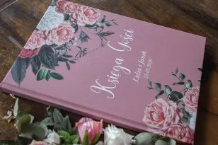 Rosa Hochzeitsgästebuch mit einer Komposition aus weißen und rosa Pfingstrosen und Rosen