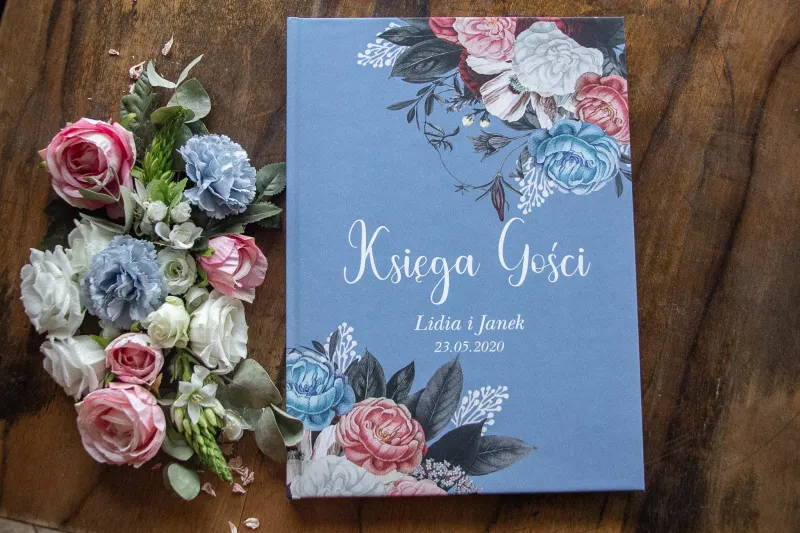 Ślubna Księga Gości w kolorze „dusty blue” z kompozycją z kwiatową w stylu vintage z białymi i różowymi piwoniami
