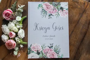Graues Hochzeitsgästebuch mit einer Komposition aus weißen und pastellfarbenen Rosen