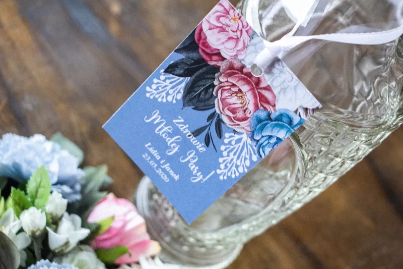 Zawieszki na alkohol w kolorze „dusty blue z kompozycją kwiatową w stylu vintage z białymi i różowymi piwoniami