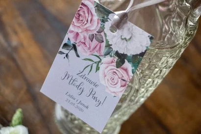 Eleganckie Zawieszki na Butelki z pastelowymi różami | Ozdoby na wódkę weselną