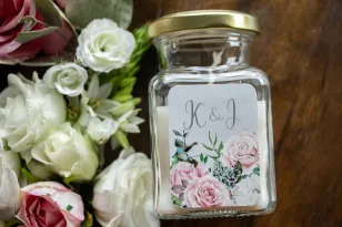 Kerzen - Dank der Hochzeitsgäste, Etikett in Grau mit einer Komposition aus weißen und pastellfarbenen Rosen