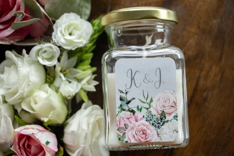 Świeczki - Podziękowania dla gości weselnych, etykieta w kolorze szarym z kompozycją z białych i pastelowych róż