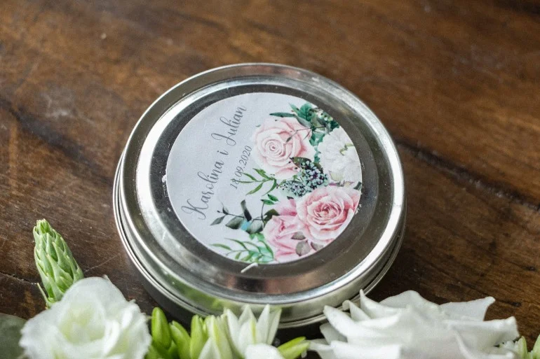 Świeczki okrągłe w puszce z pastelowymi różami | Upominki dla gości weselnych