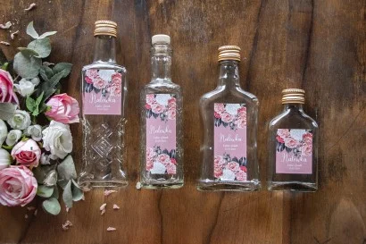 Butelki na nalewki ślubne z motywem róż i piwonii w odcieniu pudrowego różu | Upominki weselne | Eteryczne nr 3