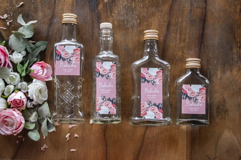 Butelki na nalewki ślubne z motywem róż i piwonii w odcieniu pudrowego różu | Upominki weselne