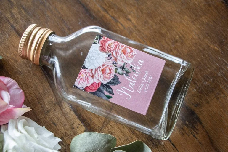 Butelki na nalewki ślubne z motywem róż i piwonii w odcieniu pudrowego różu | Upominki weselne