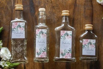 Butelki z etykietą – białe róże na szarym tle | Prezenty ślubne dla gości | Eteryczne nr 5